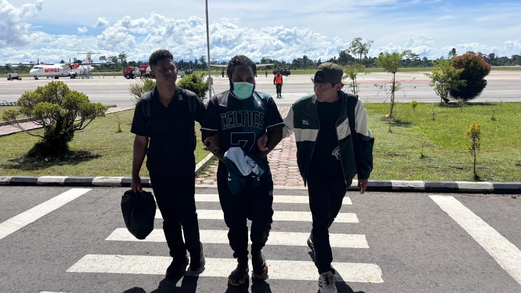 Satgas Ops Damai Cartenz Laksanakan Tahap II (Penyerahan Tersangka & Barang Bukti) Yatien Enumbi di Kejaksaan Nabire.