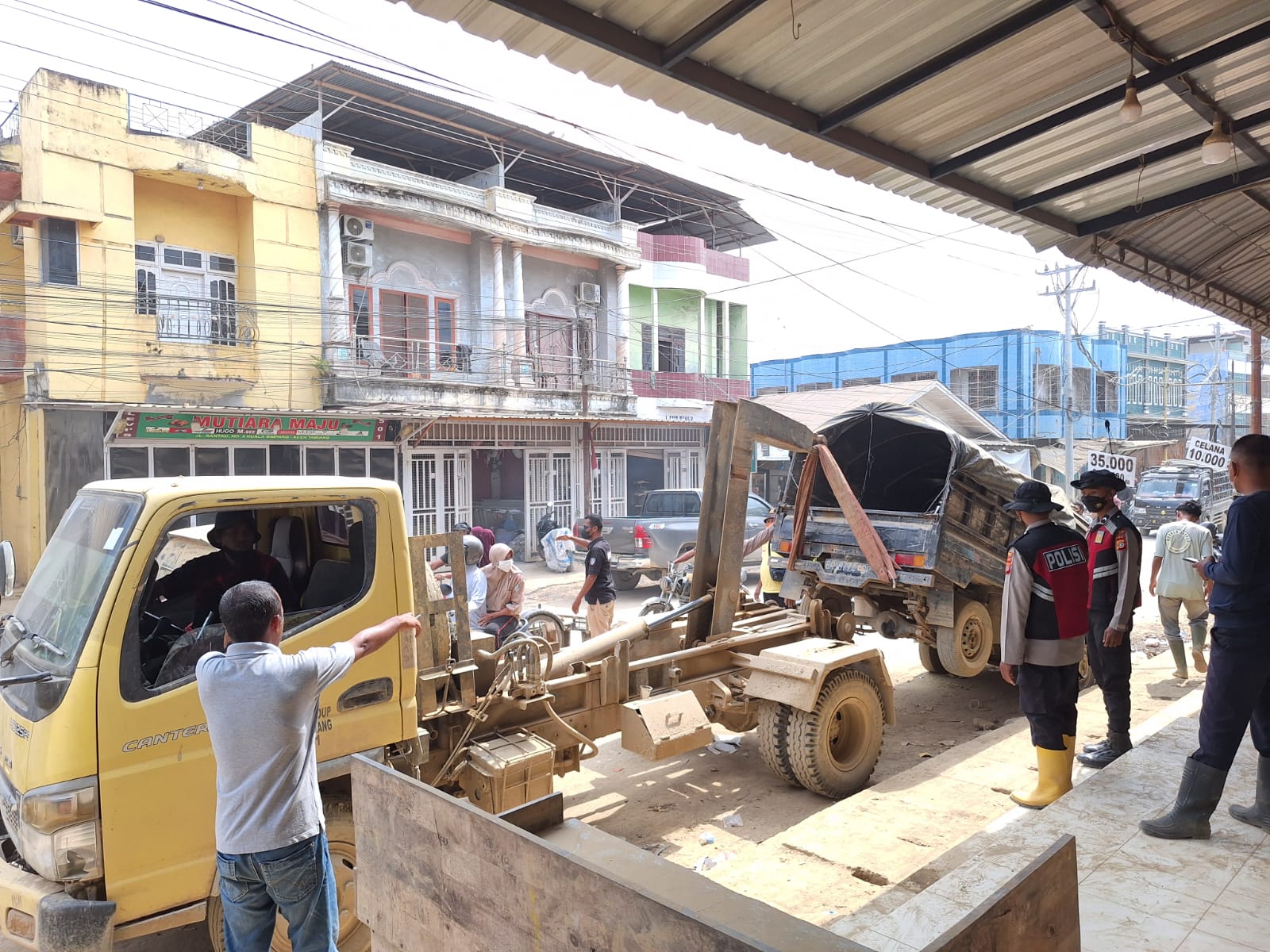 Dari Jalan Tergenang ke Bengkel Perbaikan, Polisi gunakan towing Evakuasi Mobil Warga Pascabanjir
