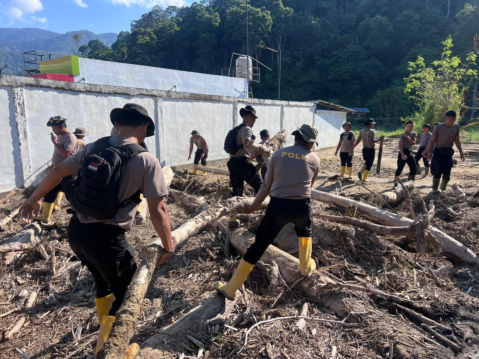 Pulihkan Pasca-Banjir Bandang, Tim SAR Resimen II Pasukan Pelopor Bersihkan Sungai di Agam