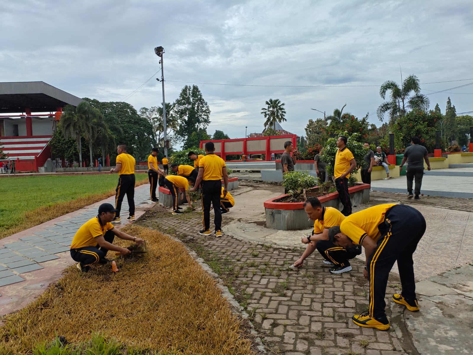 ​Wujudkan “Indonesia ASRI”, Sinergi TNI-Polri dan Pemda Bengkulu Utara Gelar Aksi Bersih Fasilitas Umum