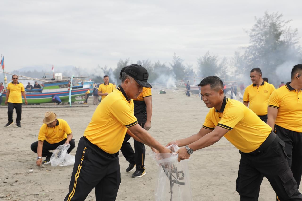 Sejalan Arahan Presiden Gerakan Indonesia Asri, Kapolda Bengkulu Konsisten Jalankan Program Bersih Pantai GEMPAR