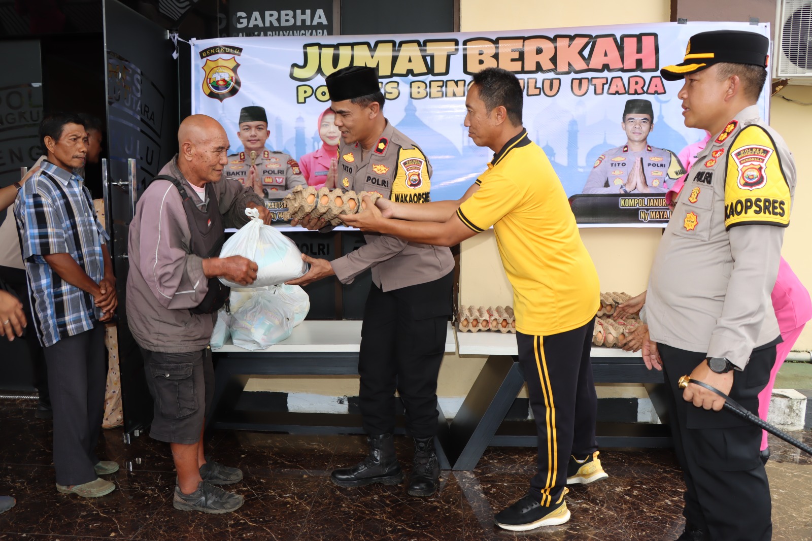 Sambut Ramadhan 1447 H, Kapolres dan Ketua Bhayangkari Bengkulu Utara Tebar Kebaikan Lewat Jum’at Berkah