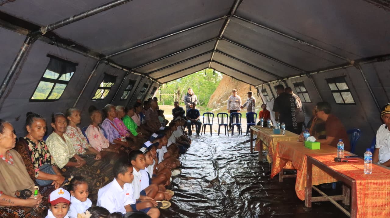 Wakapolda NTT Tinjau SMP Negeri 48 Sa Ate Gaikiu, Dirikan Tenda Darurat dan Salurkan Bantuan Pendidikan