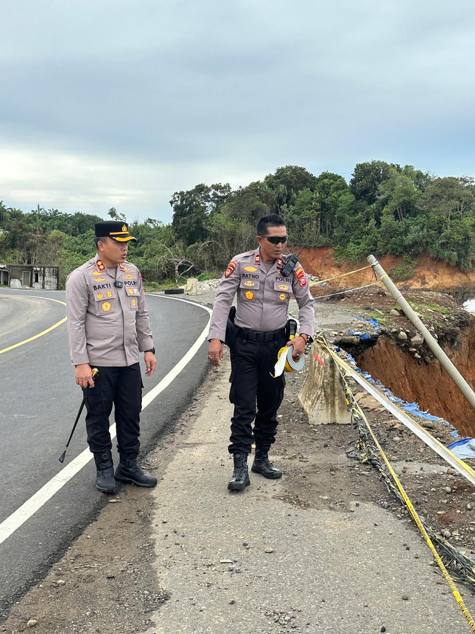 Polres Bengkulu Utara Bergerak Cepat Amankan Titik Rawan Abrasi Demi Keselamatan Pengguna Jalan