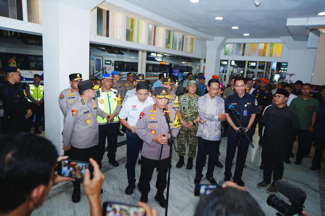Tinjau Stasiun Tugu DIY, Kapolri Pastikan Puncak Arus Mudik Berjalan Aman