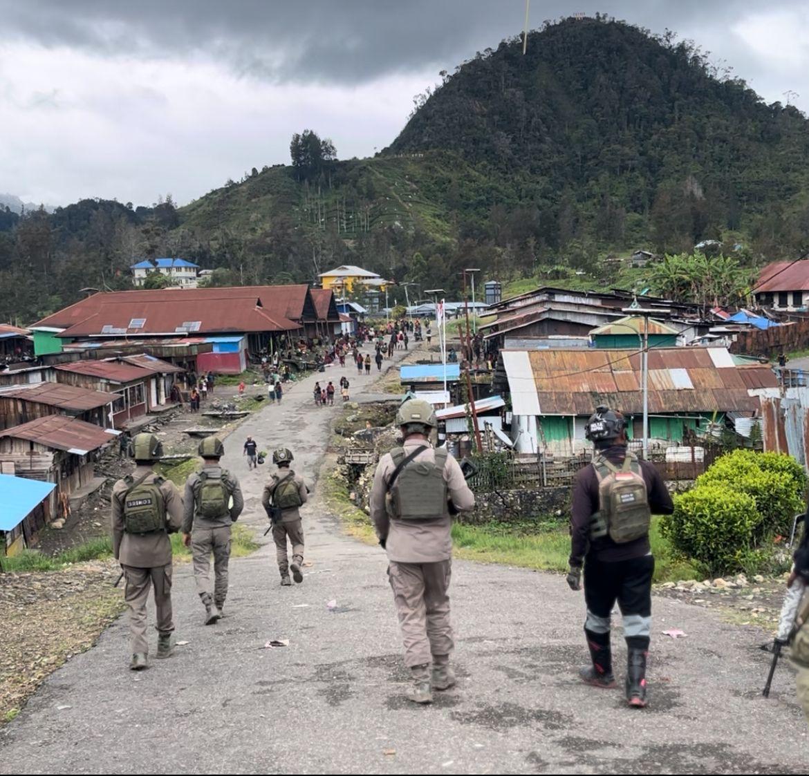 Patroli Humanis Jadi Ruang Harapan, Satgas Damai Cartenz Dorong Perputaran Ekonomi Mama-Mama Sinak
