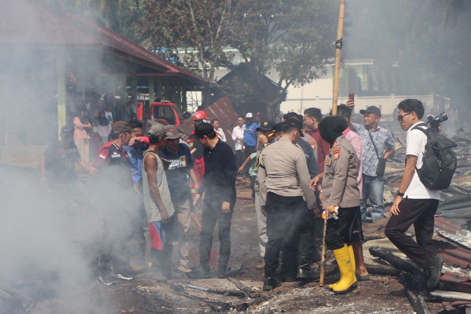Kapolres dan Bupati Turun Langsung, Kebakaran Hanguskan 17 Los Pasar Sidomukti