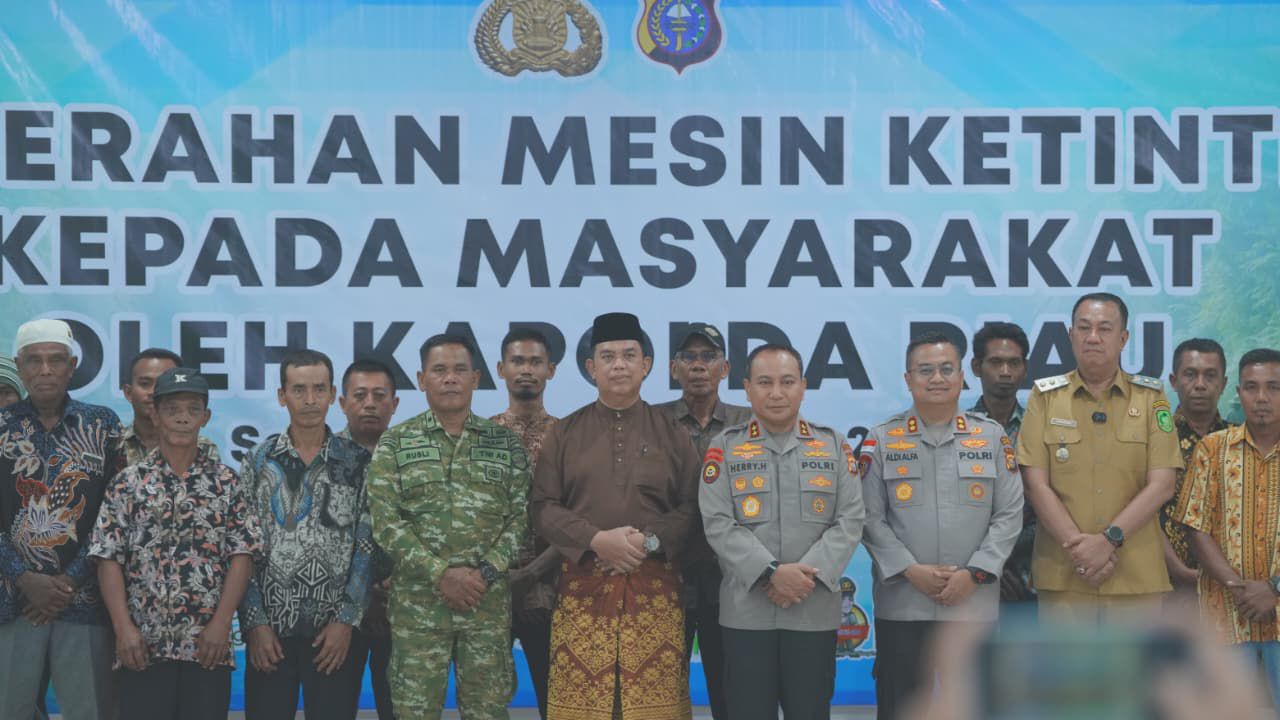 Dorong Ekonomi Pesisir, Kapolda Riau Bantu Nelayan Meranti dengan 20 Mesin Ketinting