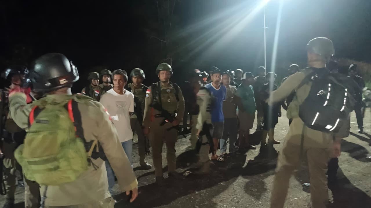 Satgas Ops Damai Cartenz Bersama Polres Yahukimo Jamin Keamanan Logistik Pasca Gangguan Kamtibmas di Perairan Yahukimo