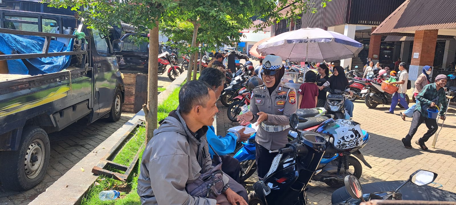 Wujud Kepedulian, Polwan Polres Bengkulu Utara Gelar Jumat Berkah di Pasar Purwodadi