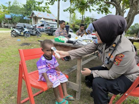 Satgas Ops Damai Cartenz Gelar Pelayanan Kesehatan dan Bakti Humanis, Warga Kampung Waaf Apresiasi Kepedulian Polri